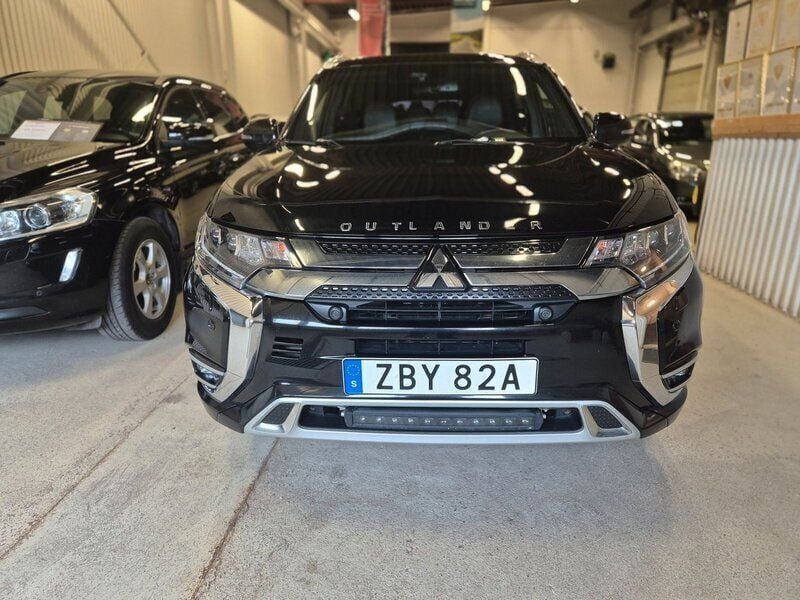 Svart Begagnad 2019 Mitsubishi Outlander P-HEV SUV | 179 500 kr (Marknadspris) - Bild 1/4