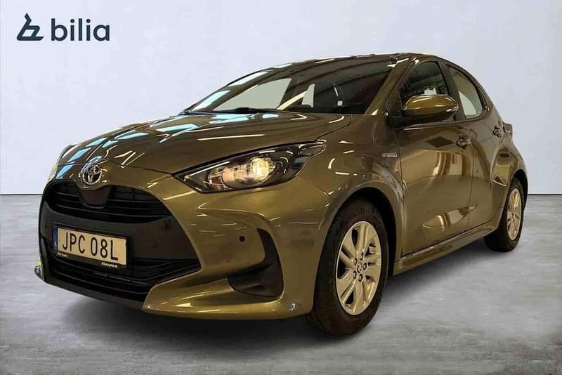 Grön Begagnad 2020 Toyota Yaris Hybrid Active Halvkombi | 199 900 kr (Marknadspris) - Bild 1/1