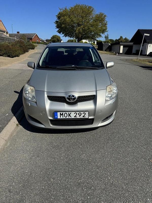 Silver Begagnad 2009 Toyota Auris Halvkombi | 57 500 kr (Marknadspris) - Bild 1/4