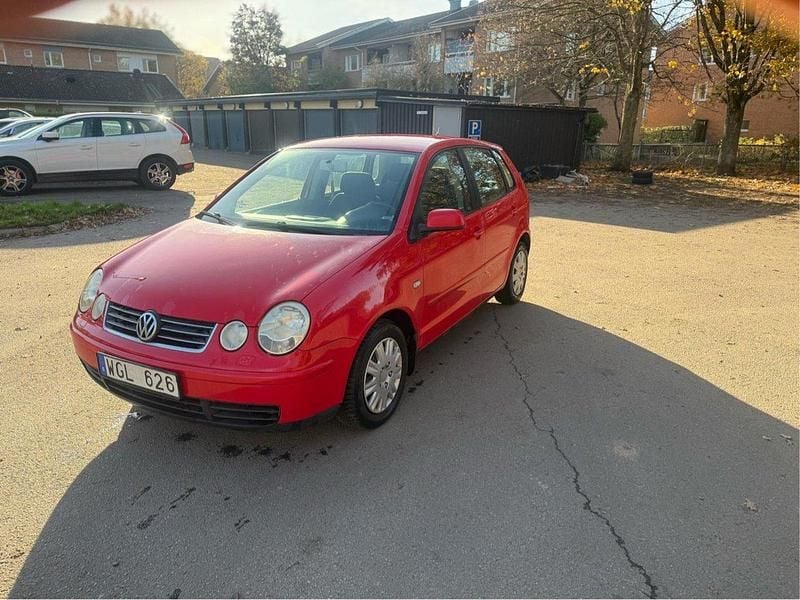Röd Begagnad 2005 VW Polo Basis Halvkombi | 15 000 kr (Bra pris) - Bild 1/4