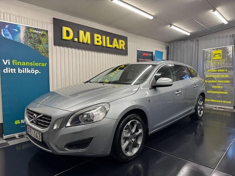 Silver Begagnad 2012 Volvo V60 Momentum Kombi | 79 900 kr (Marknadspris) - Bild 1/4
