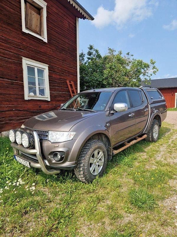 Brun Begagnad 2015 Mitsubishi L200 Pickup | 125 000 kr (Marknadspris) - Bild 1/4