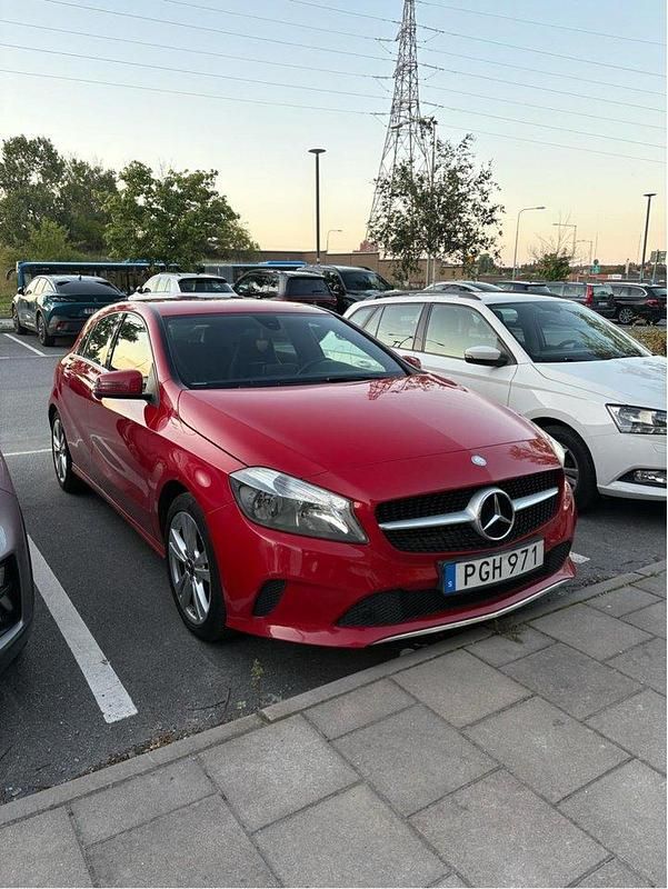 Röd Begagnad 2017 Mercedes A180 Halvkombi | 149 000 kr (Marknadspris) - Bild 1/4