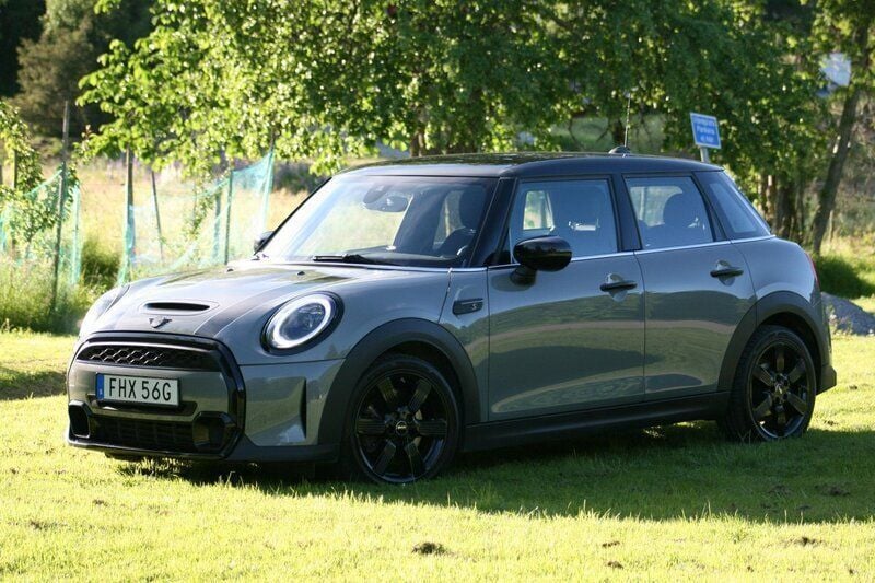 Grå Begagnad 2022 Mini Cooper S Halvkombi | 249 000 kr (Marknadspris) - Bild 1/4