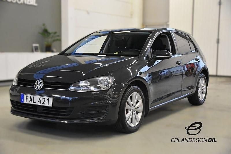 Mörkgrå Begagnad 2015 VW Golf VII Halvkombi | 119 900 kr (Marknadspris) - Bild 1/4