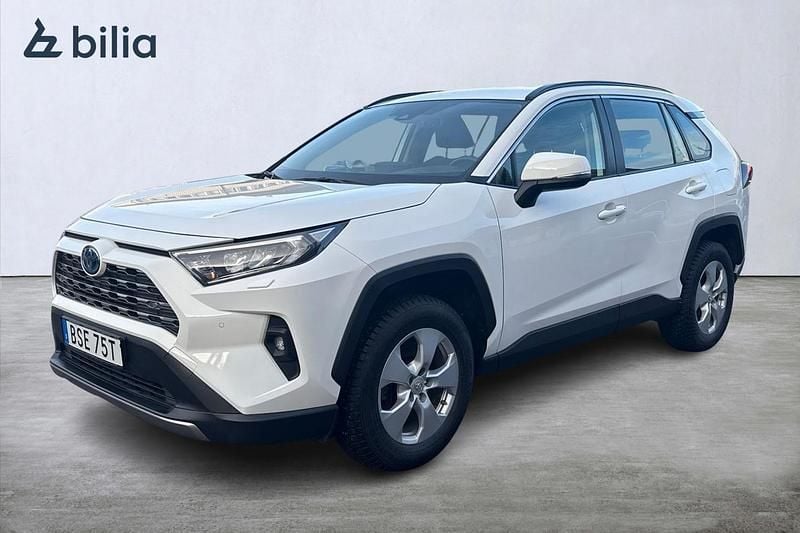 Vit Begagnad 2022 Toyota RAV4 Hybrid Active SUV | 334 800 kr (Bra pris) - Bild 1/4