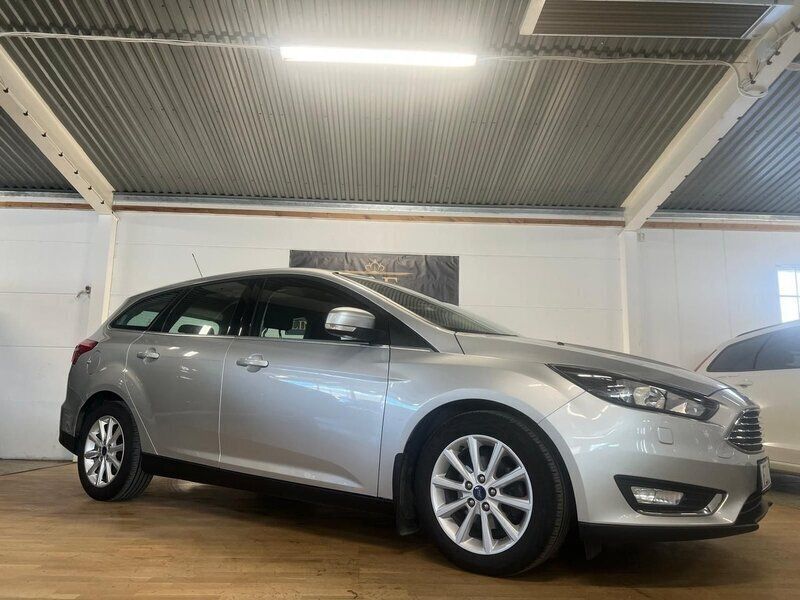Grå Begagnad 2016 Ford Focus Titanium Kombi | 99 900 kr (Marknadspris) - Bild 1/4
