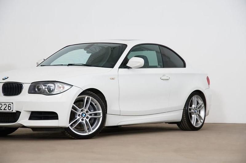 Begagnad BMW 135 M Sport 306 HK (225 kW) 2009 Vit Halvkombi