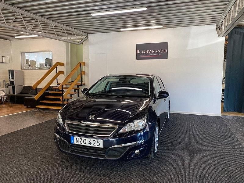 Mörkblå (blå) Begagnad 2013 Peugeot 308 Active Halvkombi | 59 900 kr (Marknadspris) - Bild 1/4