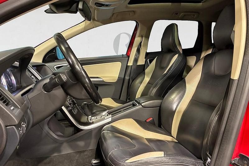 Begagnad Volvo XC60 R-Design 163 HK (119 kW) 2012 Röd SUV