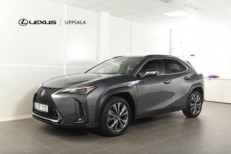 Grå (grå metallic) Begagnad 2023 Lexus UX 250h Sport Design Packet SUV | 328 900 kr (Marknadspris) - Bild 1/4