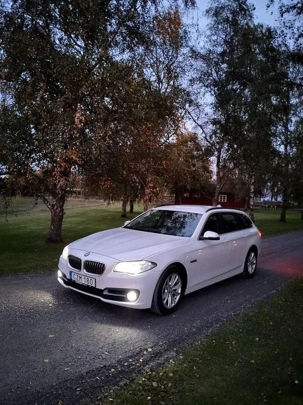 Vit Begagnad 2014 BMW 520 Kombi | 130 000 kr (Marknadspris) - Bild 1/4