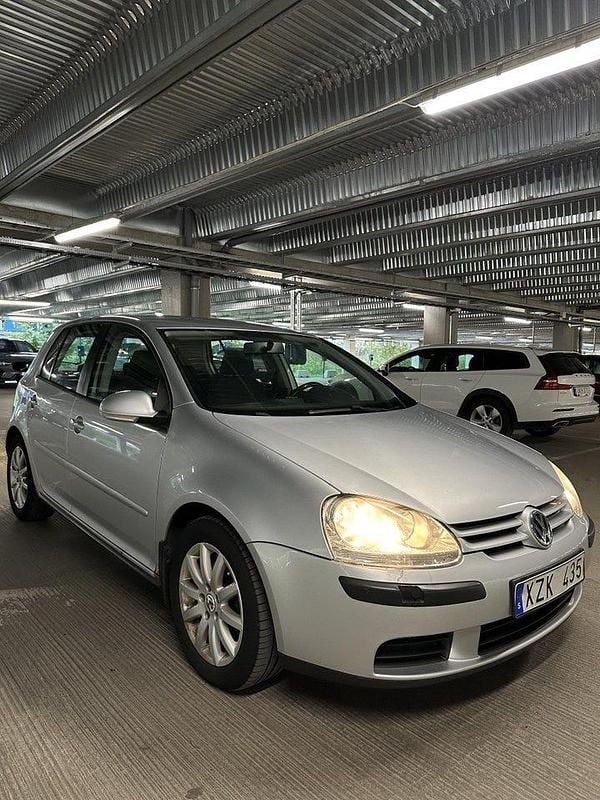 Silver Begagnad 2007 VW Golf V Halvkombi | 28 000 kr (Marknadspris) - Bild 1/4