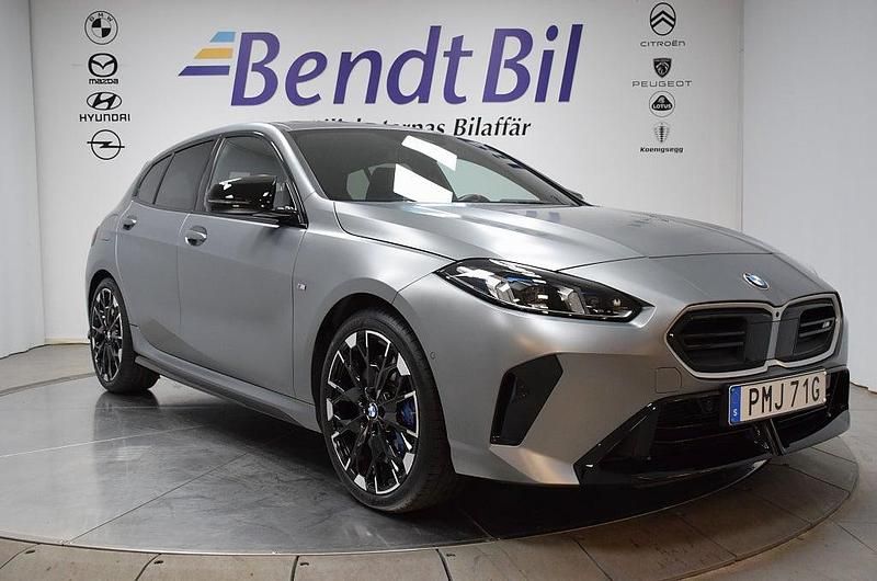 Individual frozen pure grey metallic Begagnad 2024 BMW M135 Comfort Edition Halvkombi | 599 500 kr - Bild 1/3