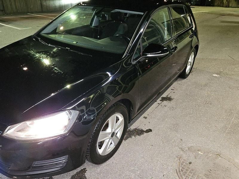 Svart Begagnad 2016 VW Golf VII Halvkombi | 130 000 kr (Marknadspris) - Bild 1/4