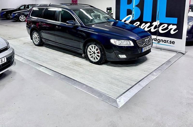 Mörkblå Begagnad 2016 Volvo V70 Momentum Kombi | 139 000 kr (Marknadspris) - Bild 1/4