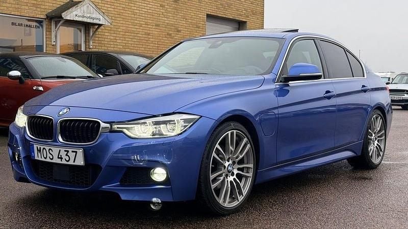 Blå Begagnad 2016 BMW 330 M Sport Sedan | 259 500 kr (Dyr) - Bild 1/4
