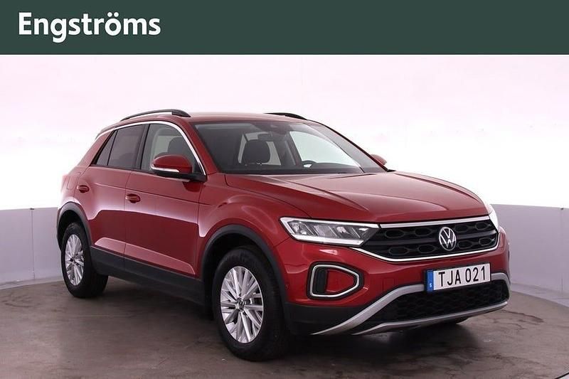 Mörkröd Begagnad 2022 VW T-Roc SUV | 225 000 kr (Marknadspris) - Bild 1/4