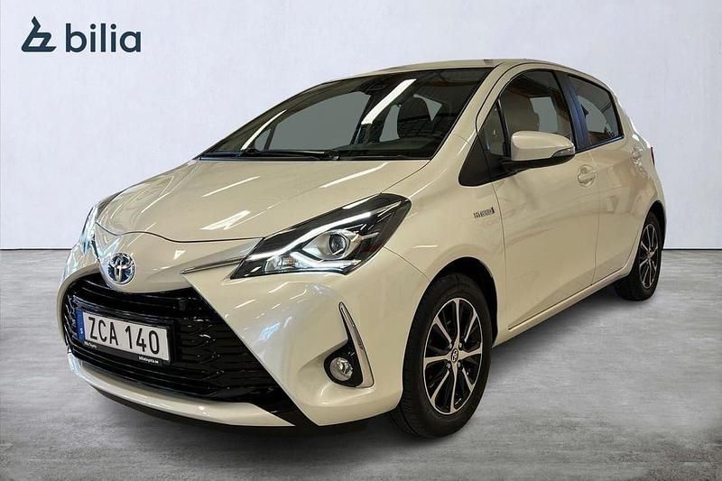 Ljusgrå Begagnad 2017 Toyota Yaris Hybrid Edition Halvkombi | 169 900 kr (Marknadspris) - Bild 1/4