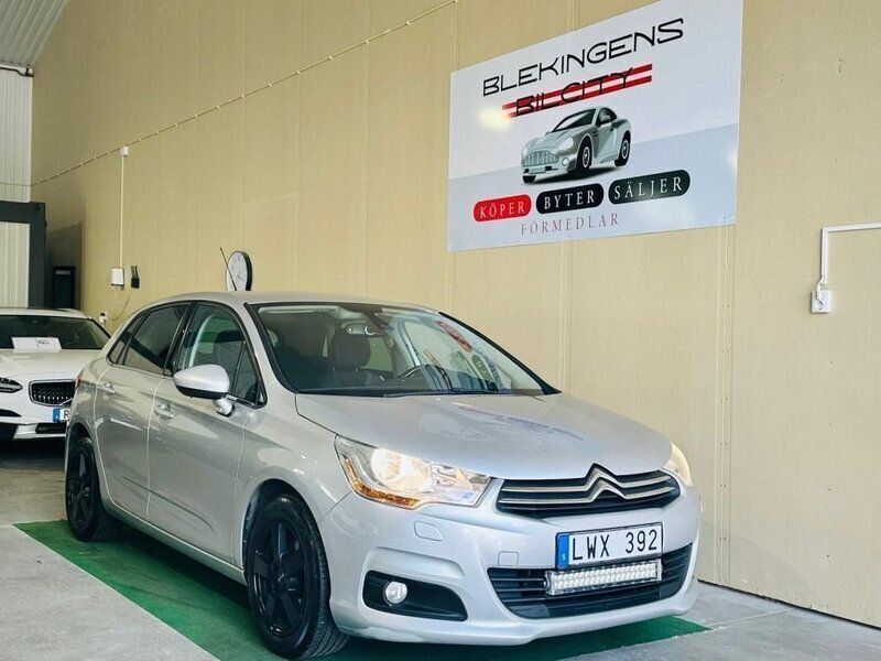Silver Begagnad 2011 Citroën C4 Halvkombi | 79 900 kr (Lite dyr) - Bild 1/4