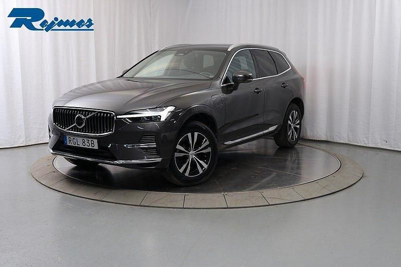 Grå (platinum grey metallic) Begagnad 2022 Volvo XC60 Core SUV | 419 900 kr (Marknadspris) - Bild 1/4