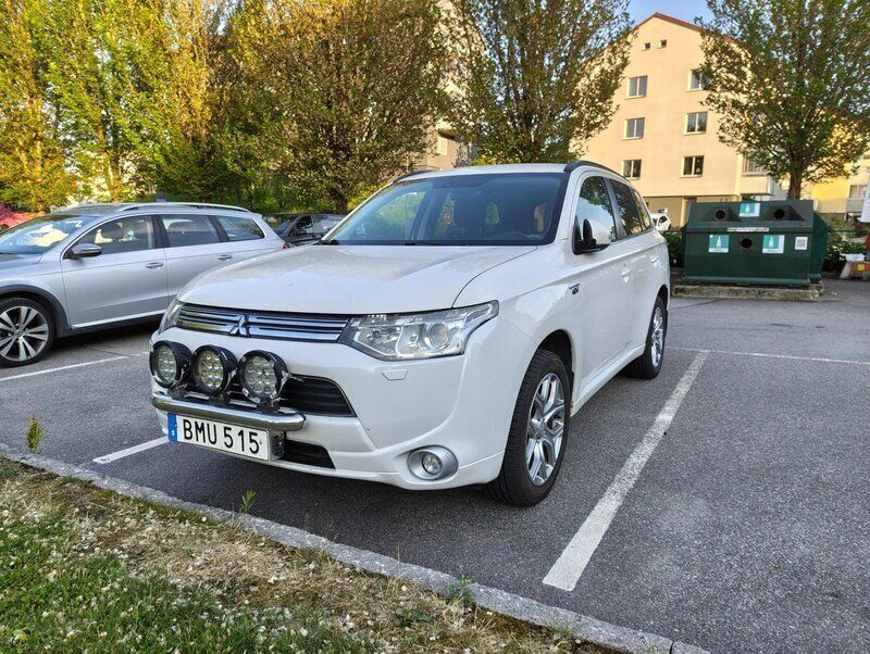 Vit Begagnad 2014 Mitsubishi Outlander P-HEV SUV | 129 900 kr (Superpris) - Bild 1/4