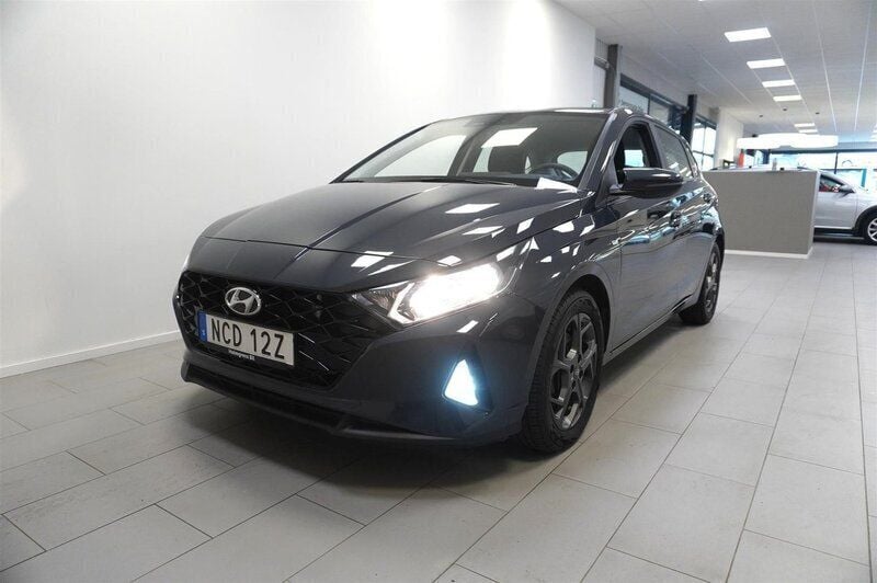 Grå Begagnad 2022 Hyundai i20 Essential Halvkombi | 204 800 kr (Marknadspris) - Bild 1/4