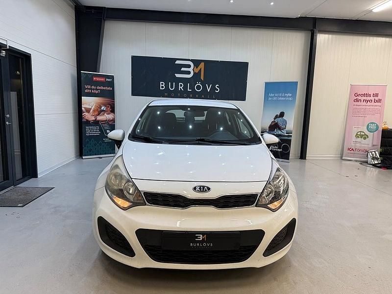 Begagnad Kia Rio 84 HK (61 kW) 2012 Vit Halvkombi