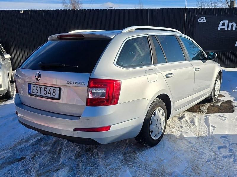 Begagnad Skoda Octavia Elegance 105 HK (77 kW) 2014 Silver Halvkombi
