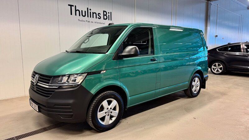Mörkgrön (bay leaf green metallic) Begagnad 2022 VW T6.1 Van | 329 900 kr (Superpris) - Bild 1/4