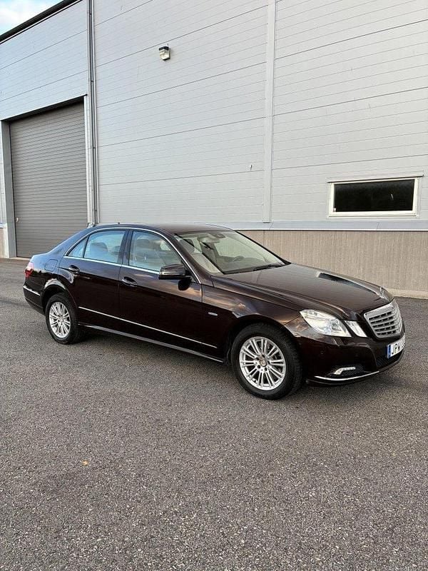 Brun Begagnad 2010 Mercedes E350 Sedan | 130 000 kr (Marknadspris) - Bild 1/4