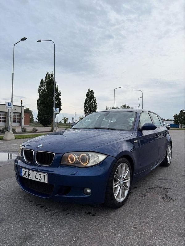 Blå Begagnad 2008 BMW 120 Advantage Halvkombi | 70 000 kr (Marknadspris) - Bild 1/4