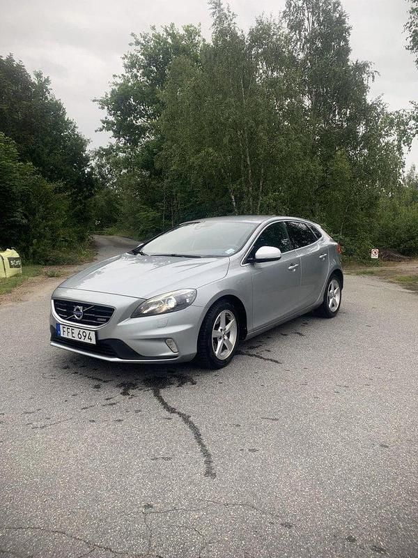 Silver Begagnad 2015 Volvo V40 R-Design Kombi | 120 000 kr (Marknadspris) - Bild 1/4