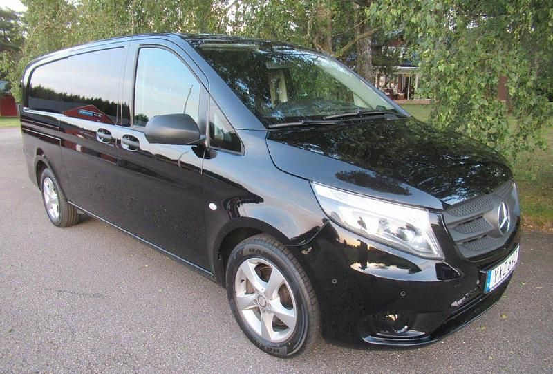 Svart (svart metallic) Begagnad 2018 Mercedes Vito Minibuss | 368 750 kr - Bild 1/4