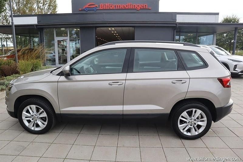 Brun samma som bilen Begagnad 2018 Skoda Karoq SUV | 229 900 kr (Marknadspris) - Bild 1/4