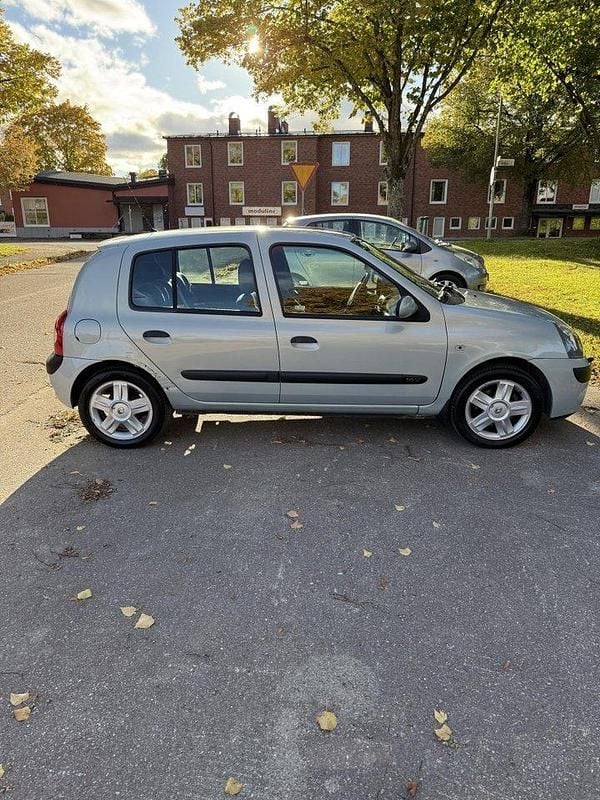 Grå Begagnad 2004 Renault Clio II Halvkombi | 16 500 kr (Bra pris) - Bild 1/4