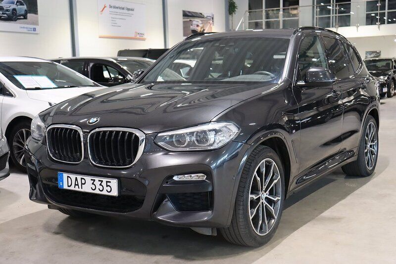 Grå (sophistogrå metallic) Begagnad 2018 BMW X3 M Sport SUV | 379 900 kr (Marknadspris) - Bild 1/4