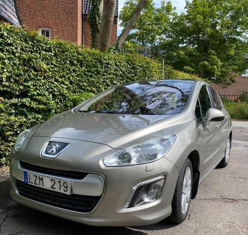 Grå Begagnad 2011 Peugeot 308 Halvkombi | 50 000 kr (Marknadspris) - Bild 1/4