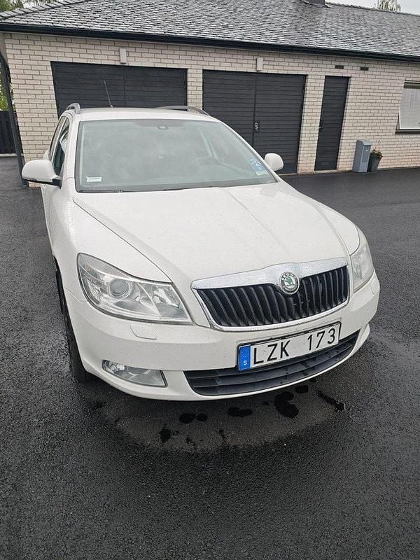 Vit Begagnad 2012 Skoda Octavia Elegance Kombi | 54 000 kr (Superpris) - Bild 1/4