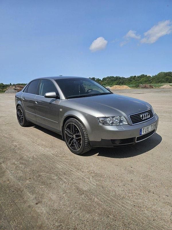 Grå Begagnad 2003 Audi A4 Comfort Sedan | 27 000 kr (Marknadspris) - Bild 1/4