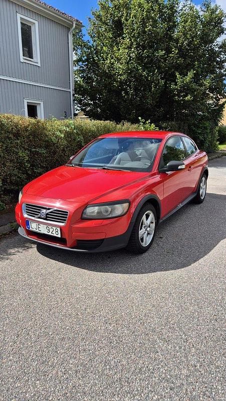 Röd Begagnad 2007 Volvo C30 Kinetic Halvkombi | 25 000 kr (Marknadspris) - Bild 1/4