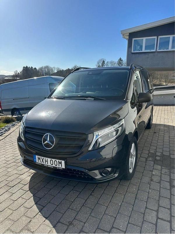 Grå Begagnad 2022 Mercedes e-Vito Minibuss | 299 900 kr - Bild 1/4