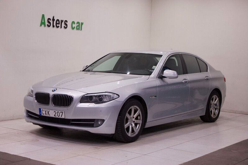 Ljusgrå Begagnad 2011 BMW 523 Sedan | 70 000 kr (Marknadspris) - Bild 1/4