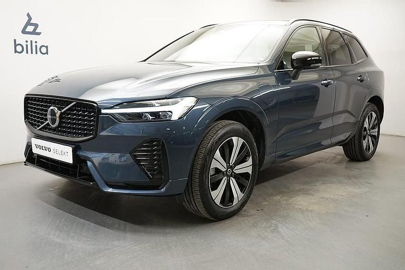 Mörkblå Begagnad 2024 Volvo XC60 Plus SUV | 539 900 kr (Marknadspris) - Bild 1/4