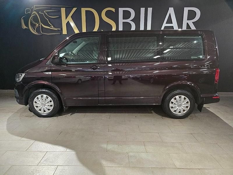 Mörkröd Begagnad 2016 VW Caravelle Comfortline Minibuss | 259 900 kr (Bra pris) - Bild 1/4