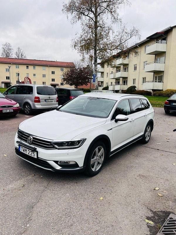 Vit Begagnad 2016 VW Passat Kombi | 133 000 kr (Marknadspris) - Bild 1/4