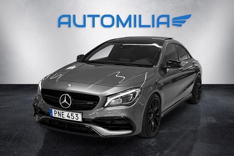 Mörkgrå Begagnad 2017 Mercedes CLA45 AMG AMG Sportkupé | 324 900 kr (Marknadspris) - Bild 1/4