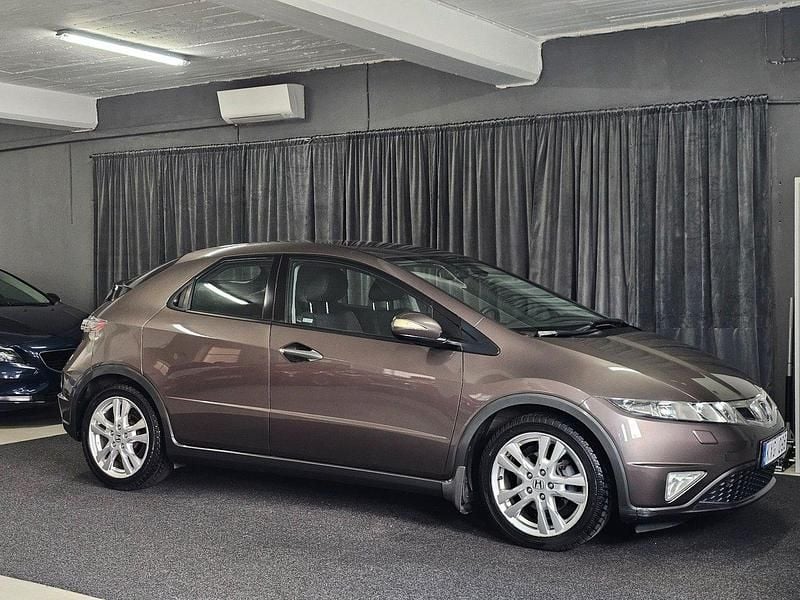 Grå Begagnad 2010 Honda Civic Sport Halvkombi | 97 900 kr (Lite dyr) - Bild 1/4