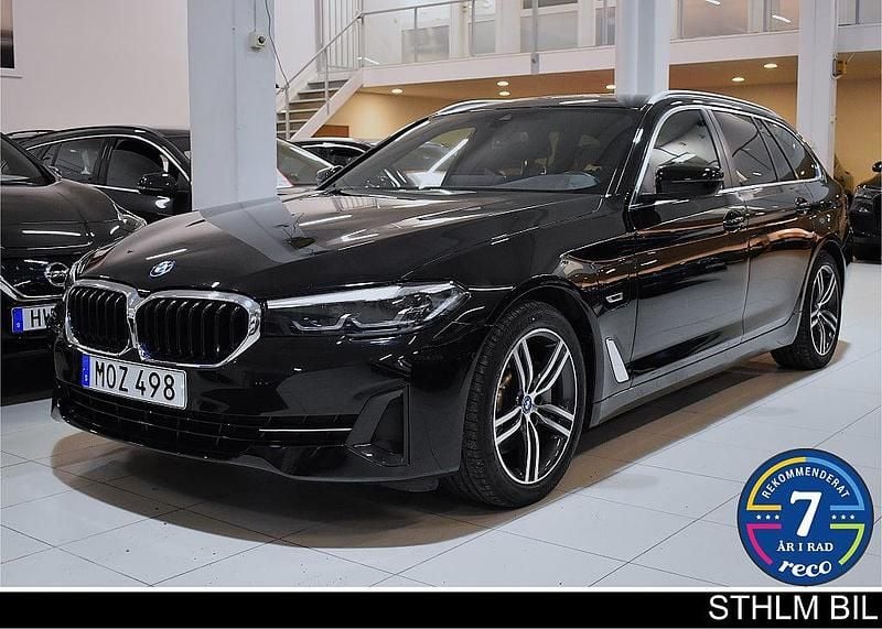 Svart Begagnad 2022 BMW 530e Kombi | 369 000 kr (Marknadspris) - Bild 1/4