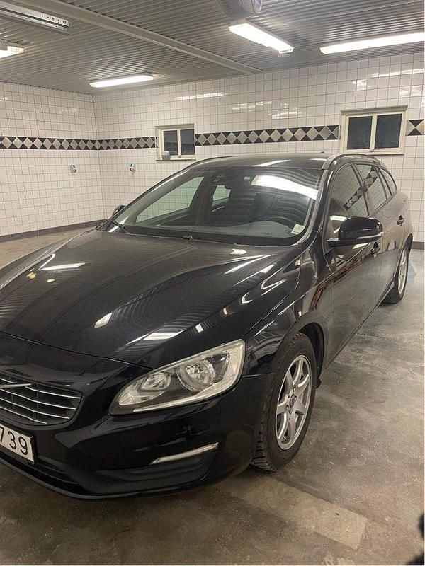 Svart Begagnad 2014 Volvo V60 Kinetic Kombi | 88 000 kr (Marknadspris) - Bild 1/4